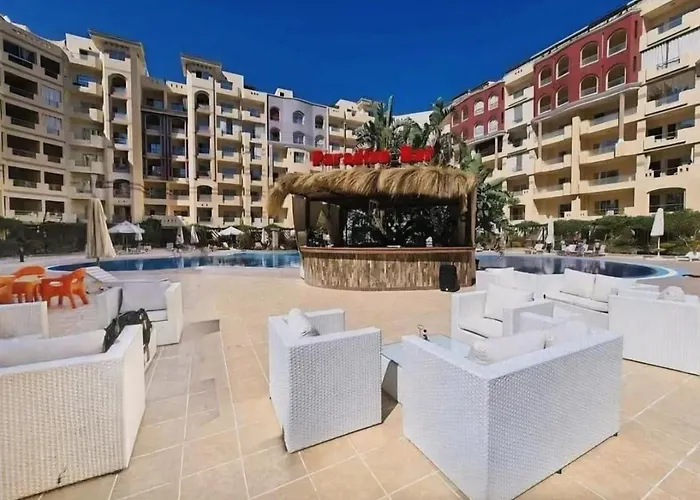 Florenza Kamsen With Pool View In Arabia Area